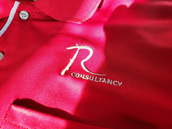 Áo thun đồng phục vải cá sấu màu đỏ phối nẹp cổ trắng thêu chữ R Consultancy