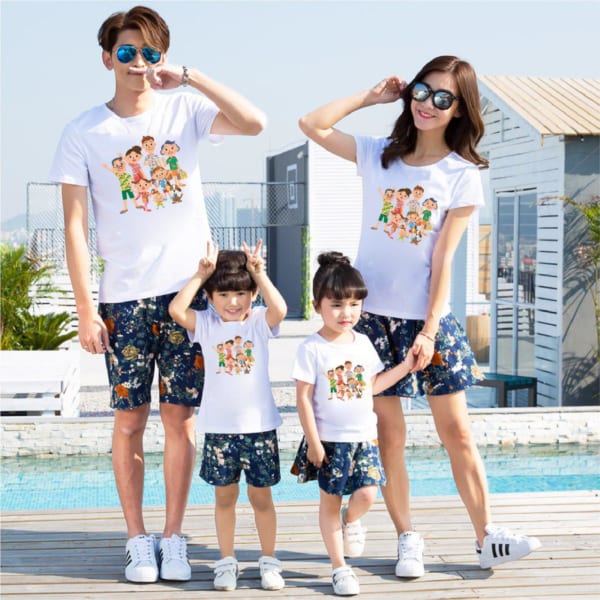 Gia đình trẻ mặc áo thun gia đình đi du lịch có in logo