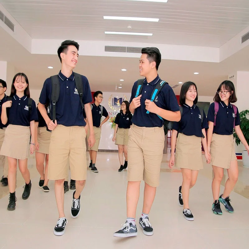 Nhóm học sinh mặc áo thun đồng phục có cổ của trường xanh đậm