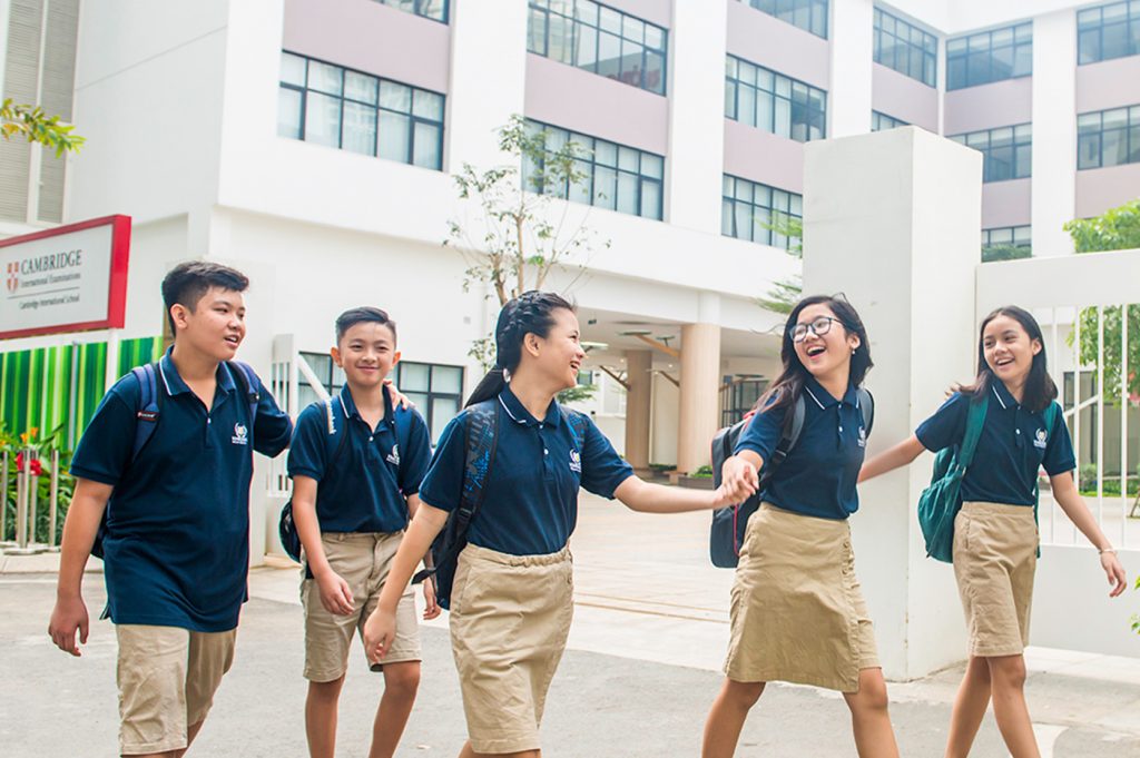 Nhóm học sinh mặc áo thun đồng phục trường