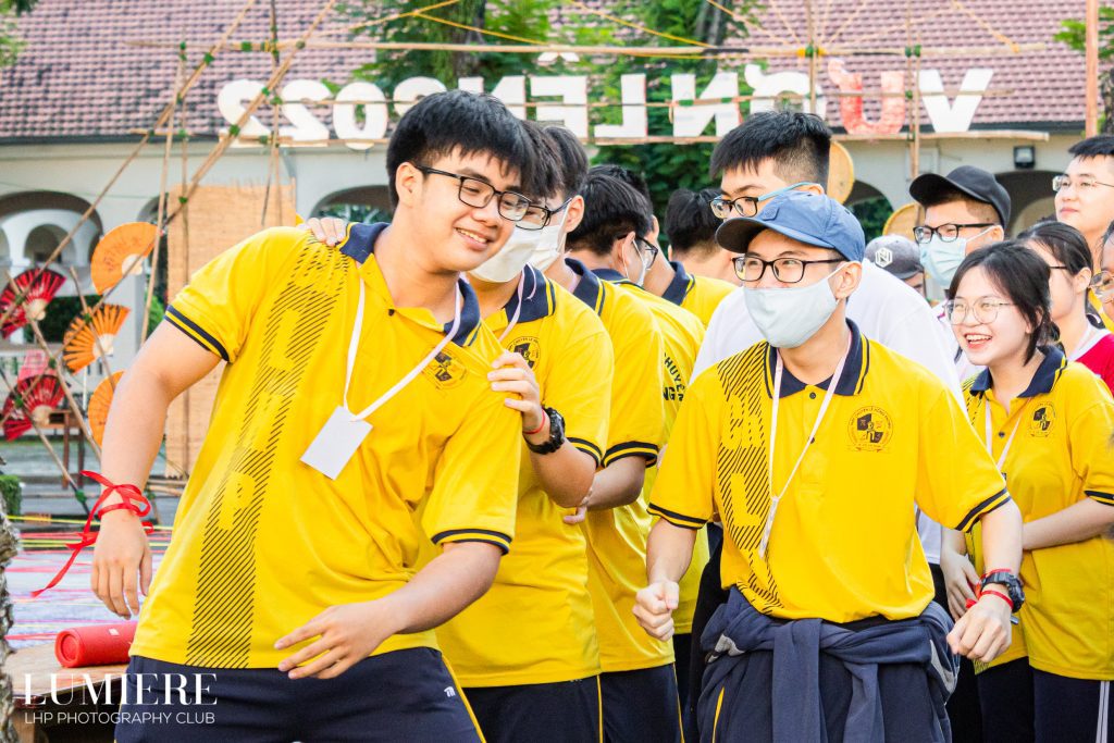 Nhóm học sinh vui chơi mặc áo thun đồng phục trường màu vàng