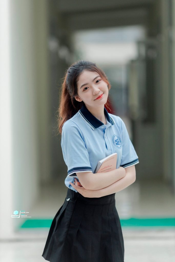 Nữ sinh nổi bật trong áo thun đồng phục trường