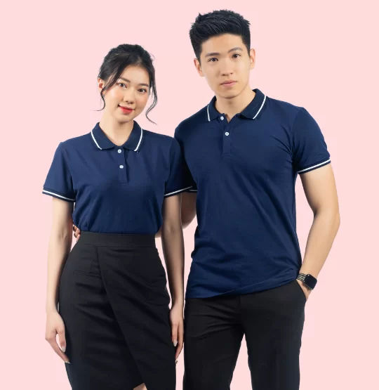 Cặp đôi nam nữ mặc áo thun đồng phục xanh đen