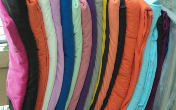 Những tấm vải cotton nhiều màu được xếp thành một hàng