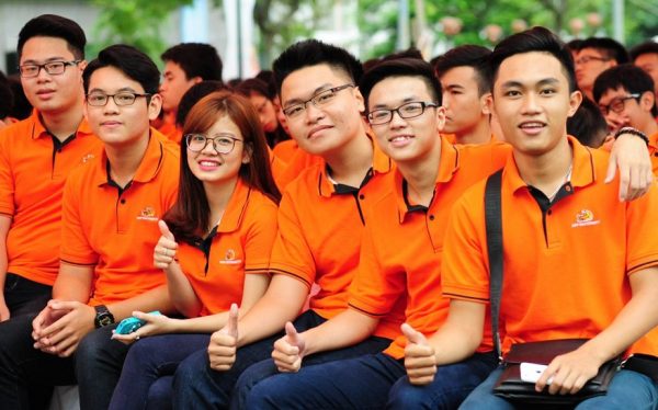 Nhóm sinh viên mặc áo thun đồng phục trường màu cam