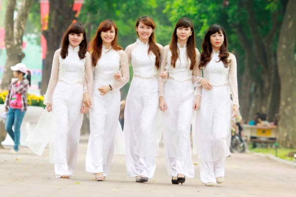 Học sinh nữ Việt Nam mặc đồng phục áo dài trắng đẹp