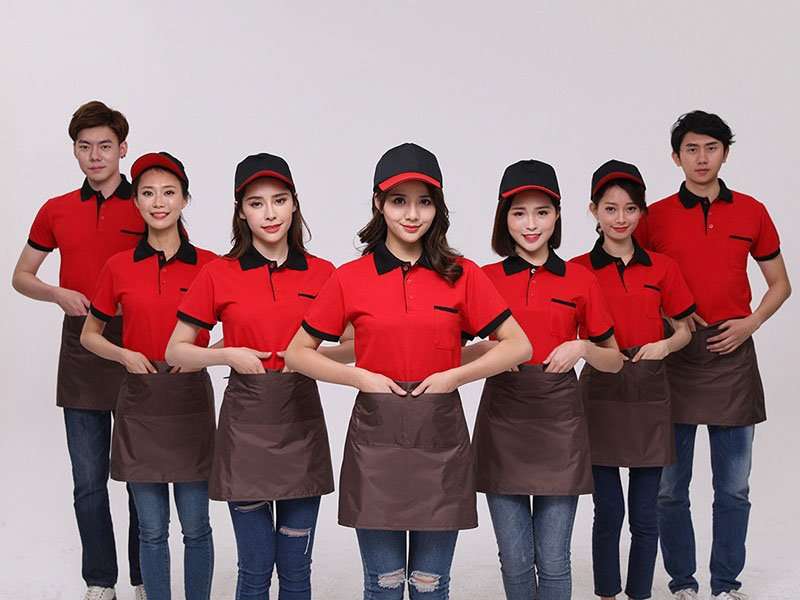Nhóm nhân viên mặc áo thun đồng phục đỏ và tạp dề