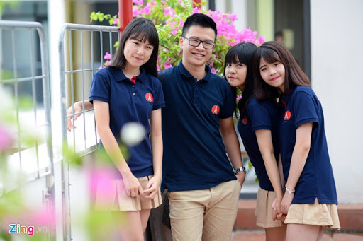 Nhóm học sinh trường quốc tế mặc áo thun đồng phục xanh đen