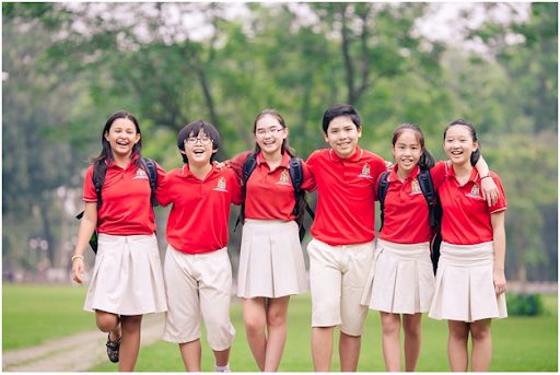 Nhóm học sinh trường quốc tế mặc áo thun đồng phục có cổ màu đỏ