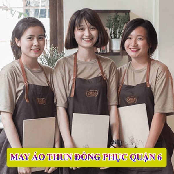 Ba nữ nhân viên mặc áo thun và tạp dề đồng phục
