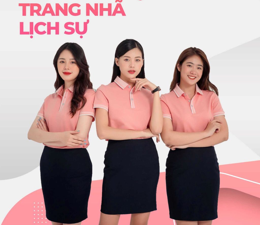 Ba nữ nhân viên mặc áo thun đồng phục có cổ màu hồng