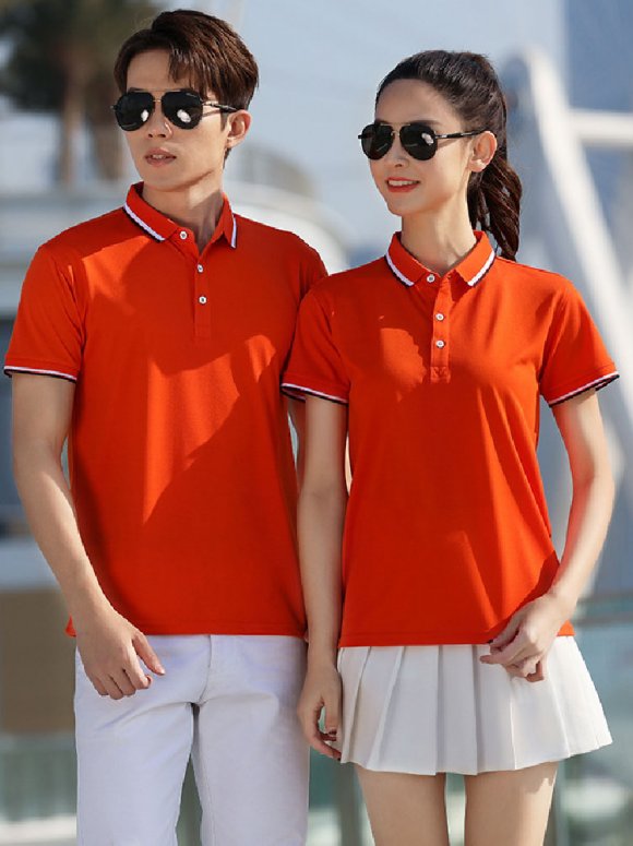 Đôi nam nữ mặc áo thun đồng phục có cổ màu cam